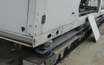 觀園樓商務(wù)酒店附樓房頂安裝有兩臺螺桿式熱泵機(jī)組及配套水泵3臺、中央空調(diào)外機(jī)3臺及配套水泵2臺。熱泵的風(fēng)機(jī)、電機(jī)，水泵的電機(jī)都是旋轉(zhuǎn)設(shè)備，當(dāng)設(shè)備運(yùn)行時(shí)引起整個(gè)樓面震動(dòng)，據(jù)測熱泵機(jī)組下方房間內(nèi)噪聲值達(dá)到58dB(A)，有很明顯的振感。 經(jīng)噪聲治理后，熱泵機(jī)組正下方室內(nèi)噪聲值降至40dB(A)以下，達(dá)到晝間標(biāo)準(zhǔn)。